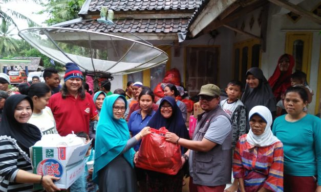 Jalur Terputus Banjir, Relawan Moli dan Rumah Dunia Nekad Distribusikan 100 Paket Makan ke Labuan