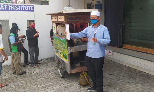Jumat Berkah, MI membagikan Mie Ayam Gratis