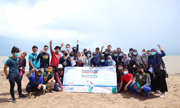 Ajak Komunitas, TBM Jawara Bersih-Bersih Pantai Peringati Sumpah Pemuda