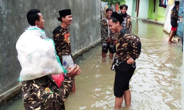 Banser Cibeber Bagi Sembako untuk Korban Banjir