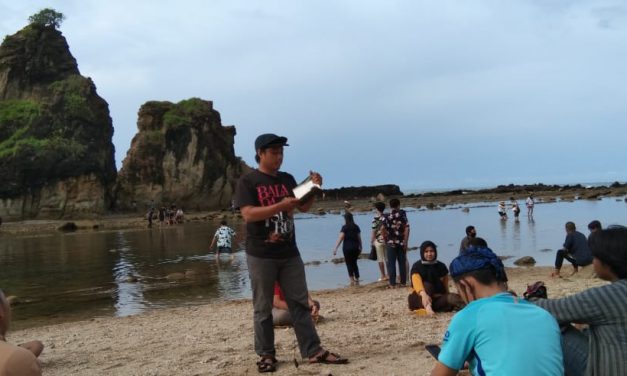 Buku, Motor, dan Pelangi di Sawarna
