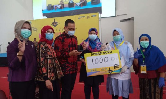 Serah Terima Donasi 1000 Buku dari Ikatan Notaris Indonesia
