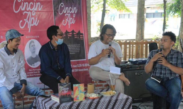 Bedah Buku Cincin Api Awali Kegiatan Rutin di RedezVous Cafe