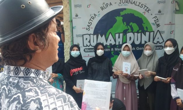 Gol A Gong Berbagi Ilmu dan Buku di Kegiatan Magang Pegiat Literasi