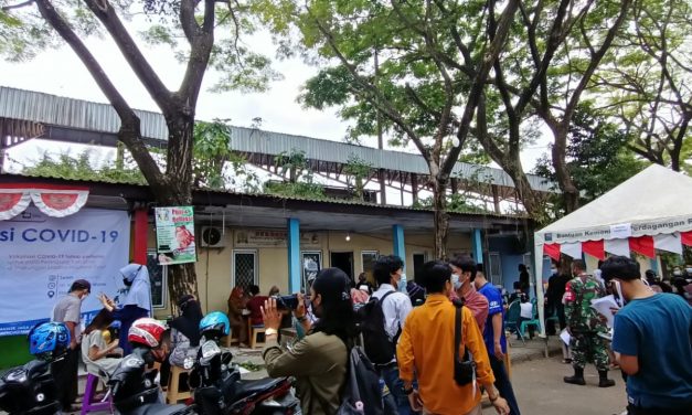 Mahasiswa KKN 97 UIN SMH Banten Gaet Dinkes Kotser Gelar Vaksinasi