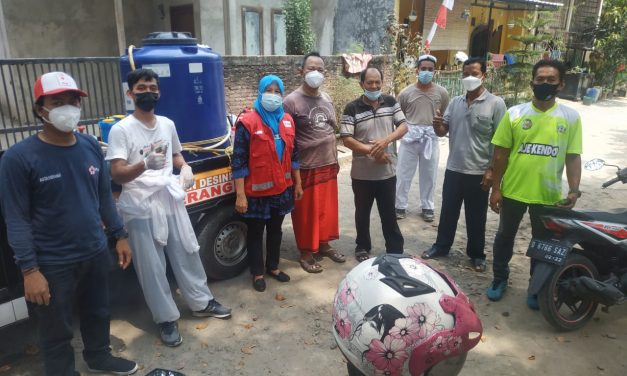 Cegah Penyebaran Virus Covid-19, PMI Kota Serang Semprot Disinfektan