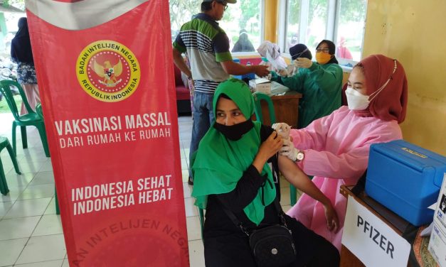 Cari Warga Belum Divaksin, BIN Datang Ke Pelosok Sawah