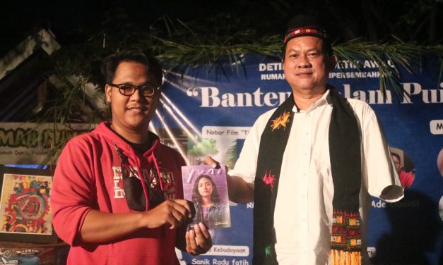 Penyerahan Novel Yuni Secara Simbolis untuk Rumah Dunia