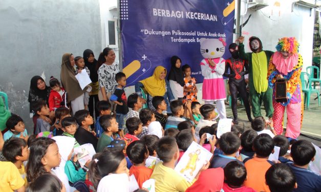 Pulihkan Trauma Pasca Banjir, Fino Badut: Berbagi Keceriaan Adalah Solusi