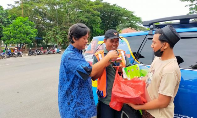 Peringati Hari Buku Sedunia, Duta Baca Indonesia Berbagi Sembako Buku