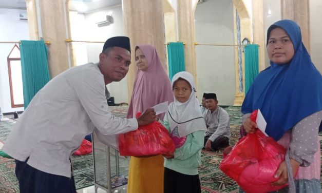 Puncak Acara Bukber Mingguan, Risma Nurussa’adah Bagikan Santunan