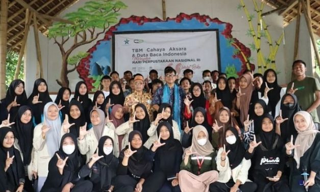 Meninjau Cahaya Aksara dari Atas Jok Scoopy