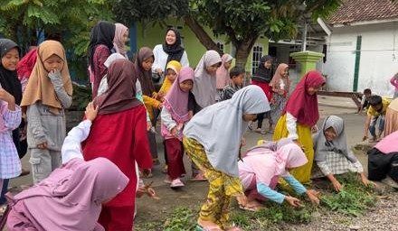 Bersih-Bersih Sampah di Kampung, RPB Ajak Masyarakat Sadar Pentingnya Menjaga Kebersihan
