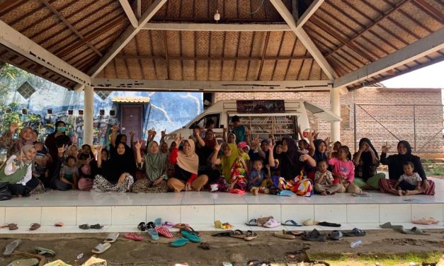 Asah Kreativitas, Rumah Dunia Gelar Pelatihan Kerajinan Tangan Gelang Manik untuk Ibu-Ibu