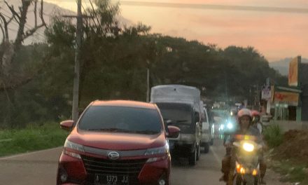 Libur Lebaran, Jalan Raya Labuan-Pandeglang Menuju Serang Alami Kemacetan Panjang