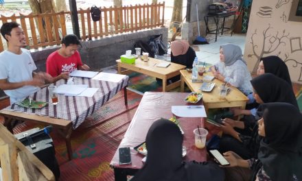 Dua Relawan Rumah Dunia Ulas Tulisan Peserta Kelas Menulis Gol A Gong Secara Tatap Muka