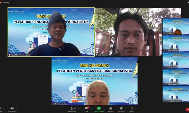 Relawan Rumah Dunia Ulas Tulisan Peserta Kelas Menulis Gol A Gong