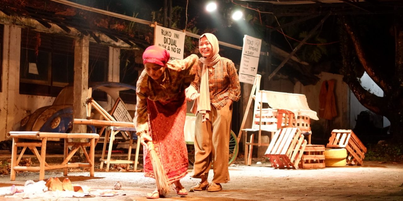 Teater Balé Sulap Halaman Parkir untuk Pentas Teater