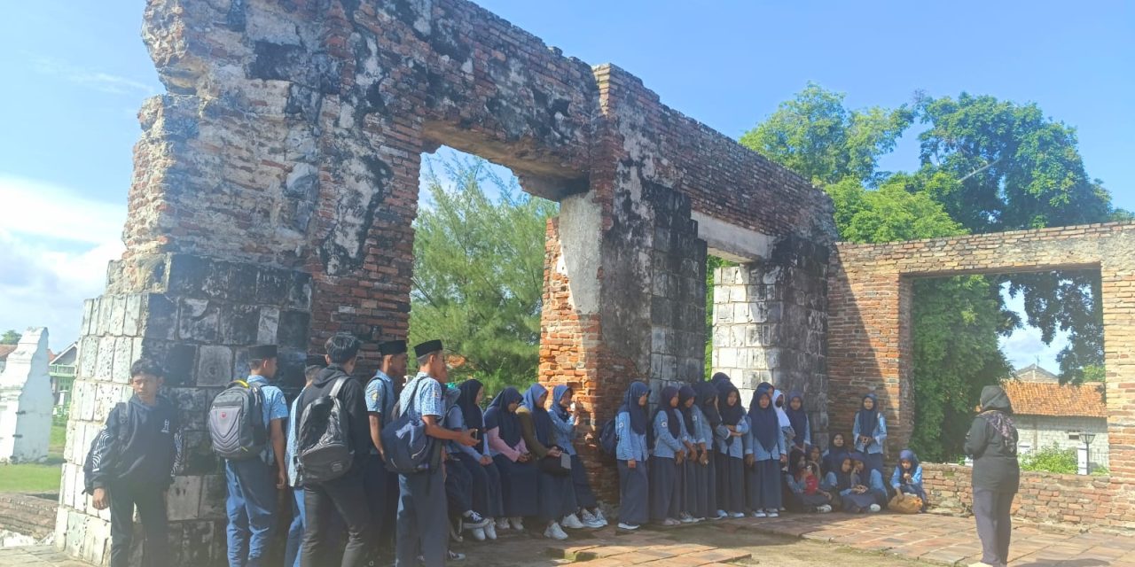 Tingkatkan Literasi Sejarah, Siswa MTs Al-Khairiyah Karangtengah Kunjungi Kawasan Banten Lama
