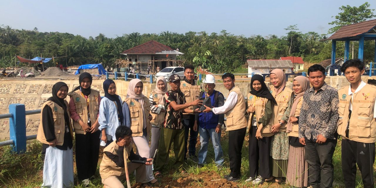 Cegah Longsor dan Bencana Alam, KKN 41 UIN SMH Banten Gelar Reboisasi di Area Bendungan Cimoyan