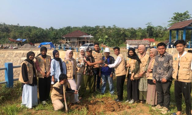 Cegah Longsor dan Bencana Alam, KKN 41 UIN SMH Banten Gelar Reboisasi di Area Bendungan Cimoyan