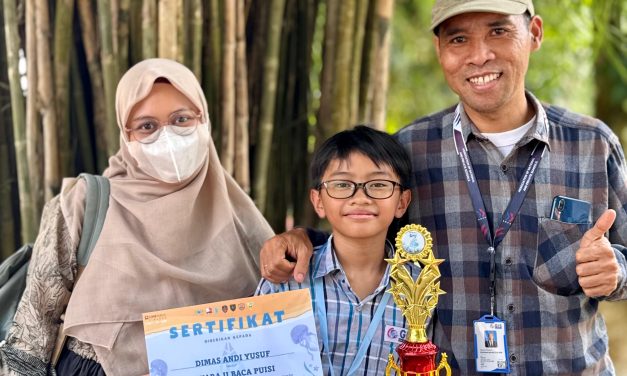 Dimas Siswa Kelas 5 SD Global Indonesia Raih Juara 2 Lomba Baca Puisi