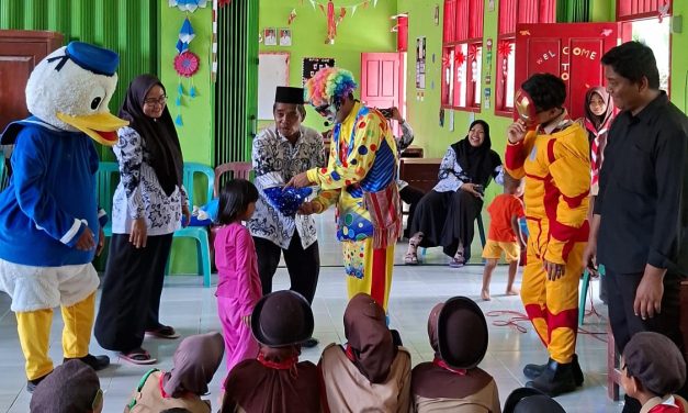 Seru! Komunitas Fino Badut Gelar KOALISI di SDN 1 Sukabakti Lampung