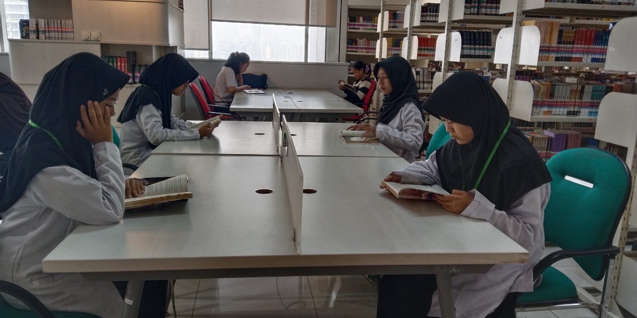 Perkuat Budaya Literasi, MTs Al-Khairiyah Karangtengah Kunjungi Perpustakaan Nasional Republik Indonesia